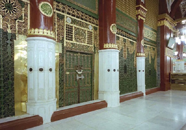 آیا آیه 21 سوره کهف دلالت بر ساختن مسجد بر روی قبور نمی کند؟